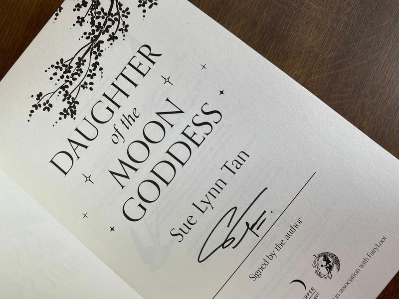 Daughter of the Moon Goddess & Heart of the Sun Warrior (signed exclusive edition) EXC-ENG-SLT-DTMG2SF фото