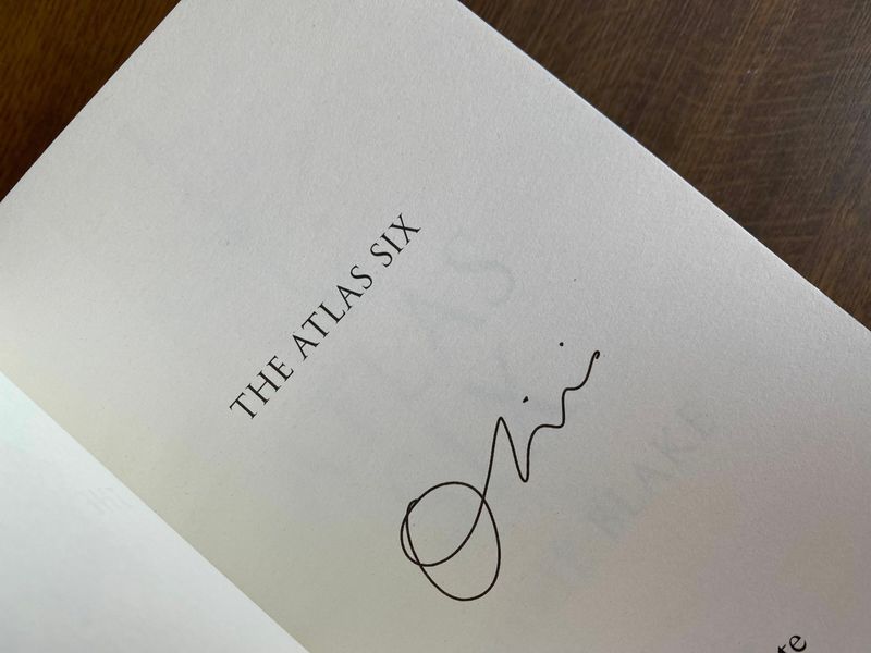 The Atlas Six & The Atlas Paradox (new signed exclusive edition) EXC-ENG-OB-TASTAPIHS фото